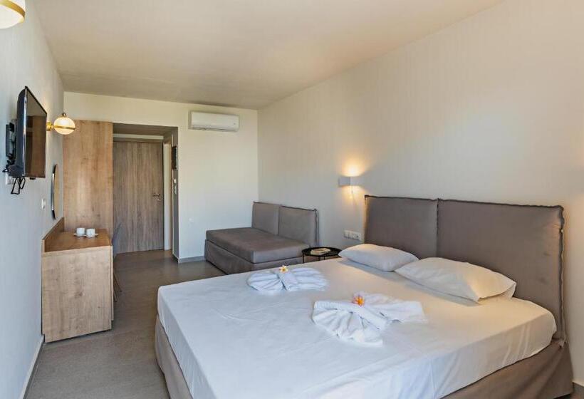 חדר סטנדרט לשלושה, Kathrin Beach