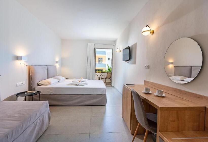 חדר סטנדרט לשלושה, Kathrin Beach