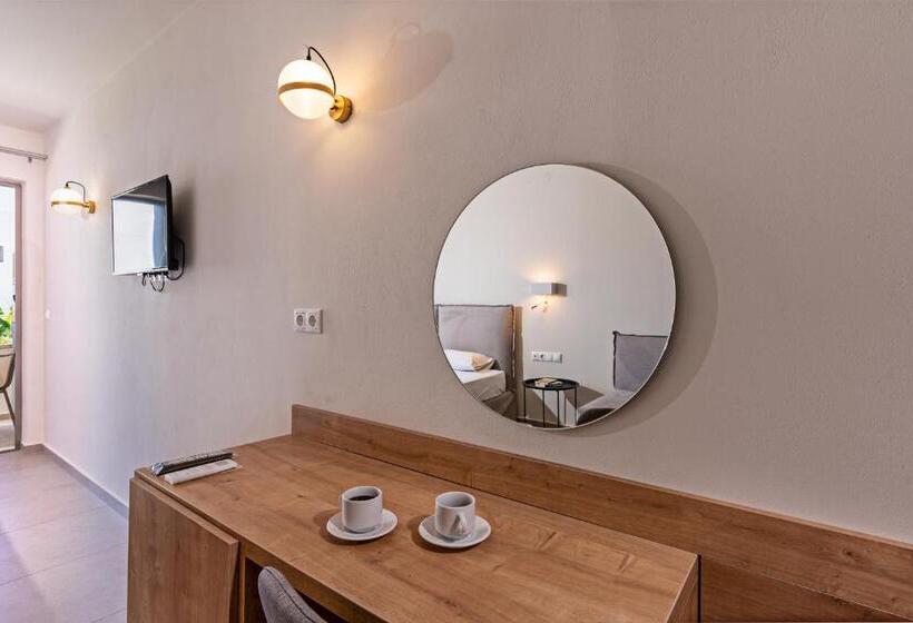 חדר סטנדרט לשלושה, Kathrin Beach