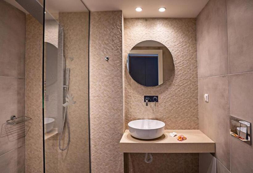 חדר סטנדרט לשלושה, Kathrin Beach