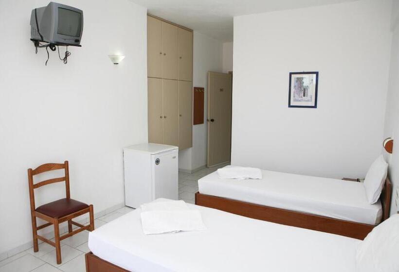 חדר סטנדרט לשלושה, Kathrin Beach