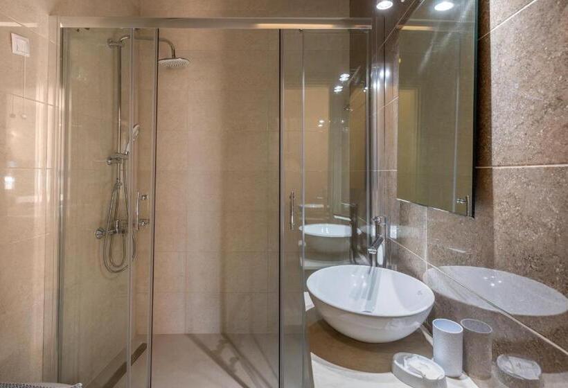 סוויטה משפחתית, Kathrin Beach