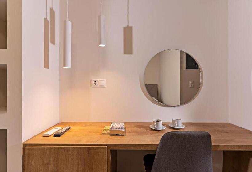 غرفة عائلية, Kathrin Beach