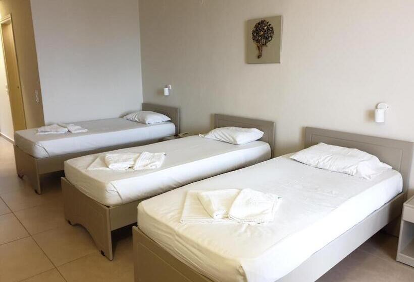 חדר סטנדרט לשלושה, Kathrin Beach