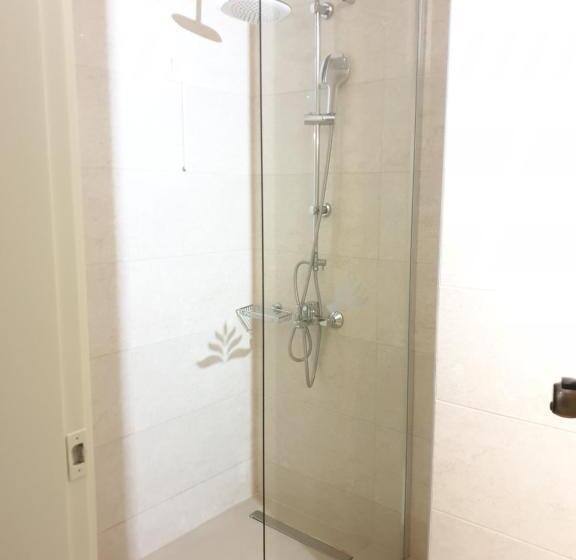 غرفة قياسية ثلاثية, Kathrin Beach