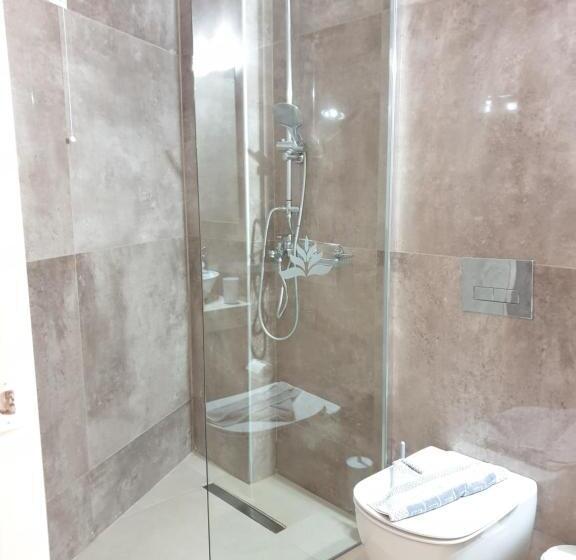 חדר סטנדרט לשלושה, Kathrin Beach