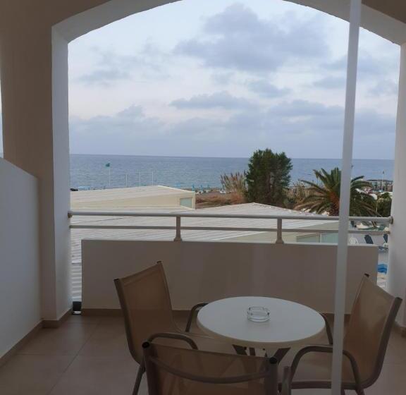 סוויטה משפחתית, Kathrin Beach