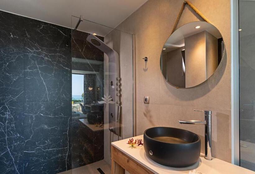 חדר דלוקס, Kathrin Beach