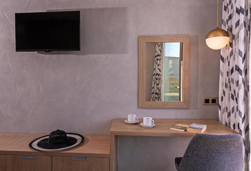 חדר דלוקס, Kathrin Beach