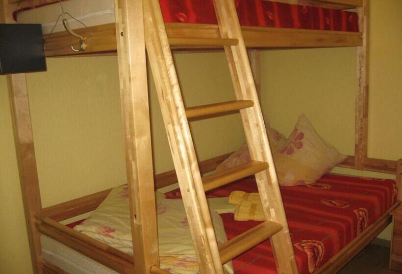 اتاق استاندارد سه تخته با سرویس بهداشتی مشترک, Central Park Rooms