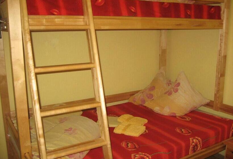 اتاق استاندارد سه تخته با سرویس بهداشتی مشترک, Central Park Rooms