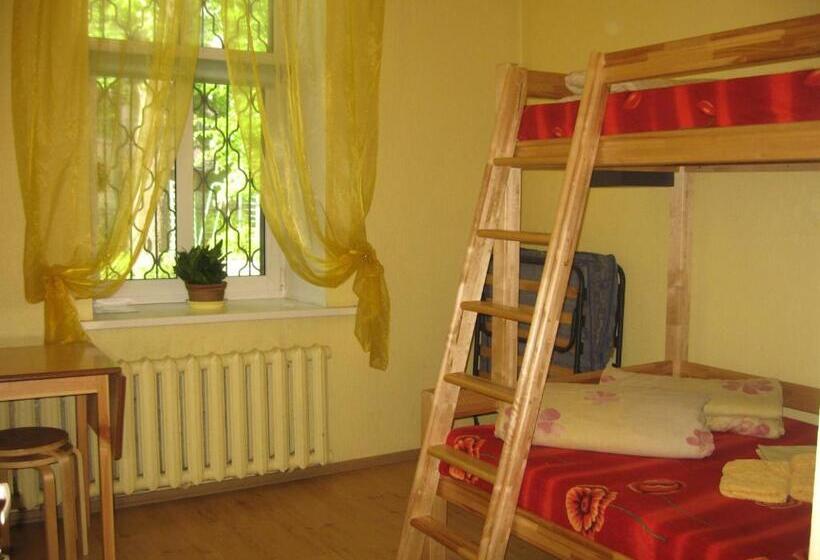 اتاق استاندارد سه تخته با سرویس بهداشتی مشترک, Central Park Rooms