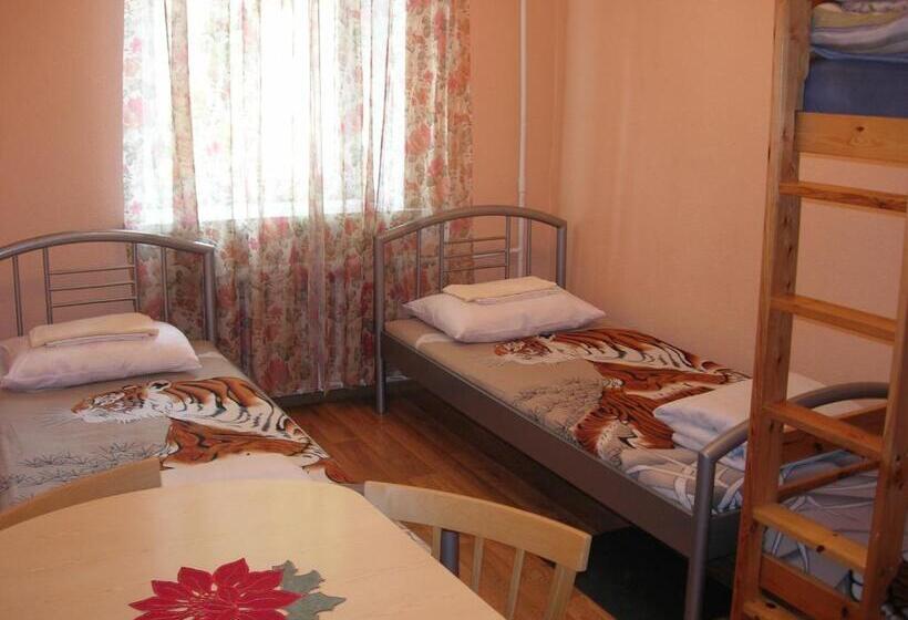 اتاق استاندارد سه تخته با سرویس بهداشتی مشترک, Central Park Rooms