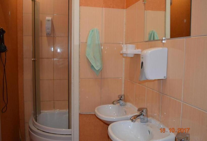 اتاق استاندارد چهارنفره با سرویس بهداشتی مشترک, Central Park Rooms