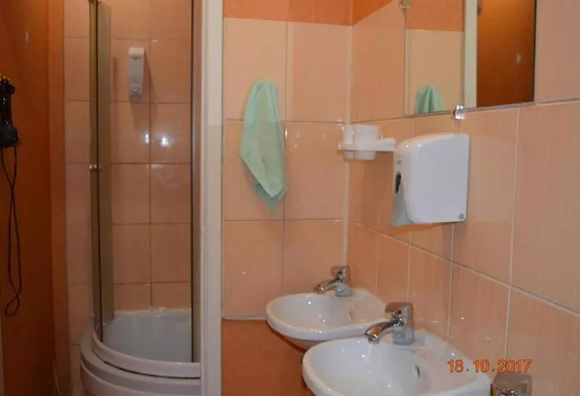اتاق خانوادگی با سرویس بهداشتی مشترک, Central Park Rooms