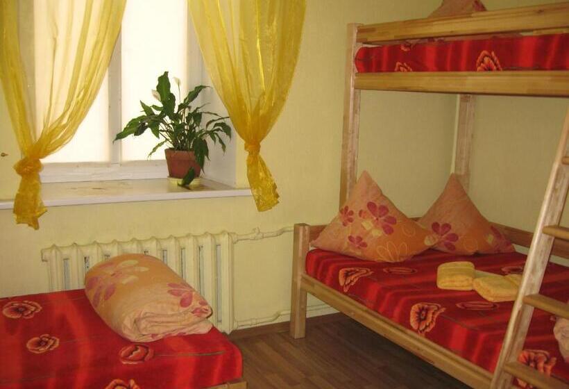 اتاق استاندارد سه تخته با سرویس بهداشتی مشترک, Central Park Rooms