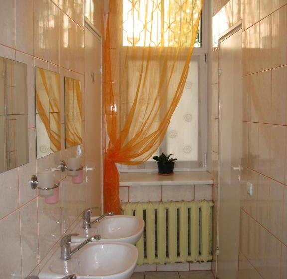 اتاق استاندارد چهارنفره با سرویس بهداشتی مشترک, Central Park Rooms