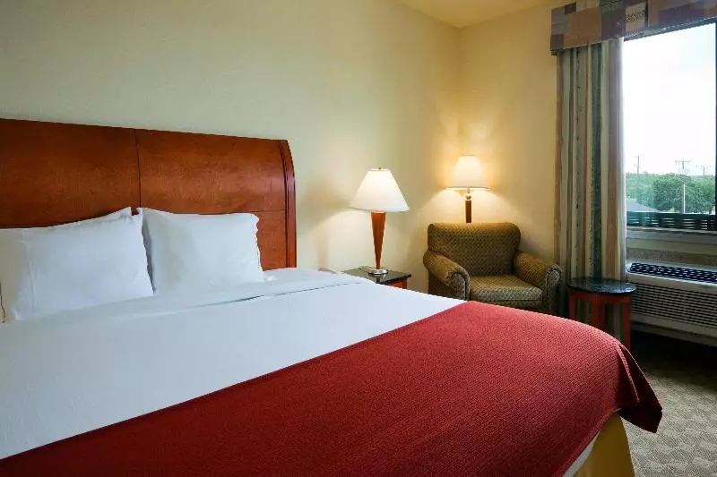 キングサイズベッドのスイートルーム, Holiday Inn Express Hotel And Suites Fairfield North, An Ihg