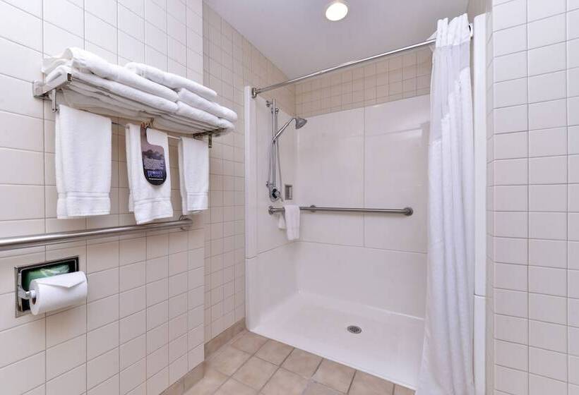 جناح لذوى الاحتياجات الخاصة, Holiday Inn Express Breezewood, An Ihg