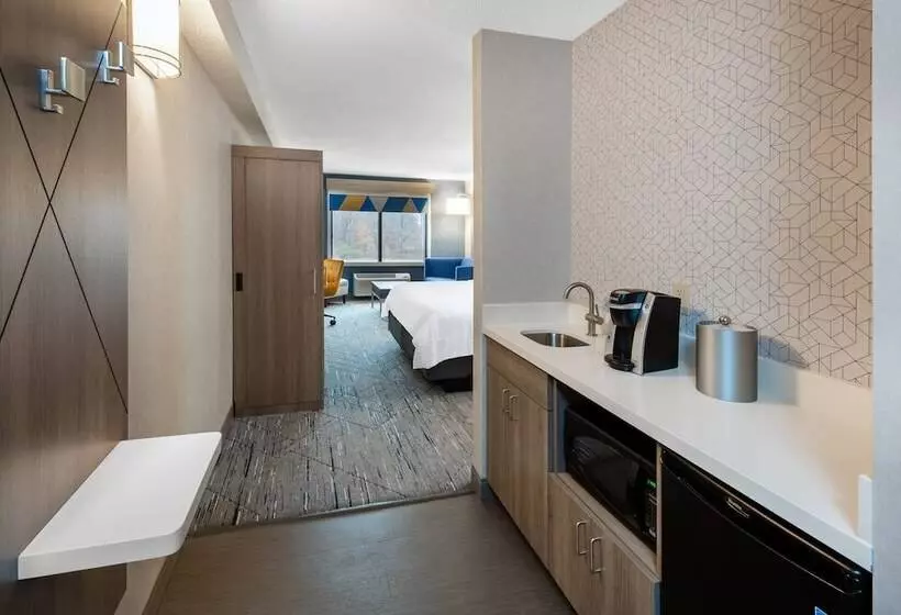 スイート, Holiday Inn Express & Suites Wadsworth, An Ihg