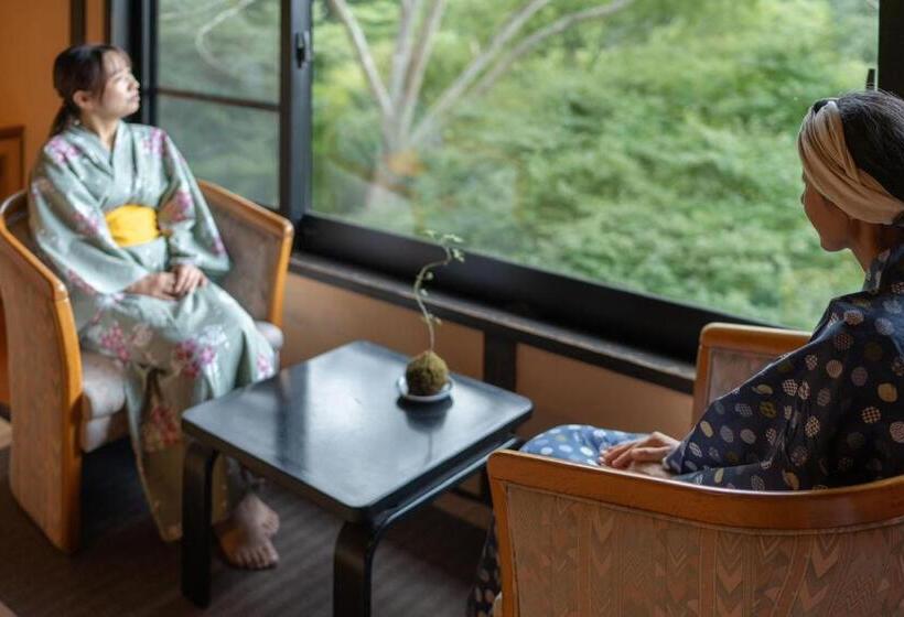 חדר סטנדרטי לארבעה עם חדר אמבטיה משותף, Kirishima Momijidani Seiryuso