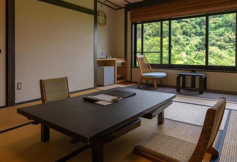 חדר סטנדרטי לארבעה עם חדר אמבטיה משותף, Kirishima Momijidani Seiryuso