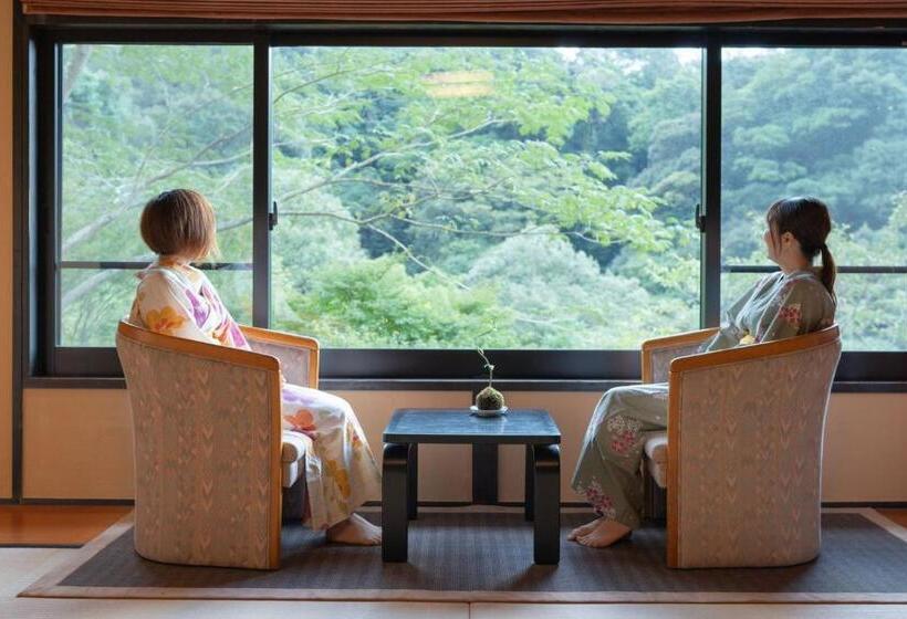 חדר סטנדרטי לארבעה עם חדר אמבטיה משותף, Kirishima Momijidani Seiryuso