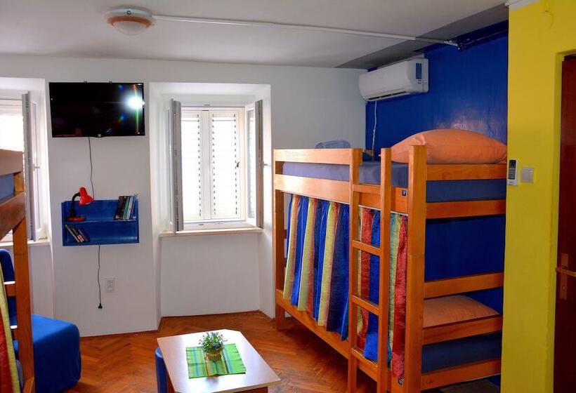 تختخواب در اتاق مشترک, Montenegro Backpackers Home Budva