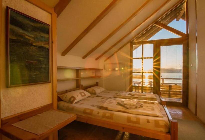 اتاق استاندارد سه نفره, Robinson Sunset Guest House