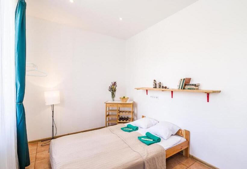 اتاق استاندارد با سرویس بهداشتی مشترک, Downtown Forest Hostel & Camping