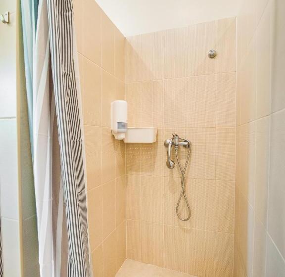 اتاق استاندارد یک تخته با سرویس بهداشتی مشترک, Downtown Forest Hostel & Camping