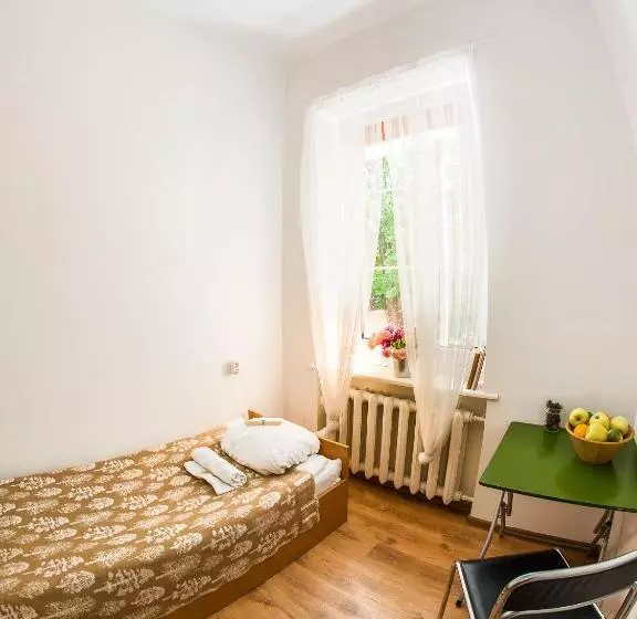 اتاق استاندارد یک تخته با سرویس بهداشتی مشترک, Downtown Forest Hostel & Camping