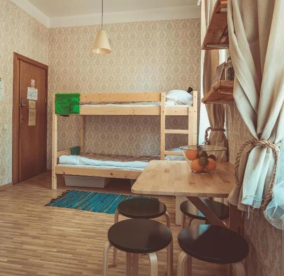 اتاق خانوادگی با سرویس بهداشتی مشترک, Downtown Forest Hostel & Camping