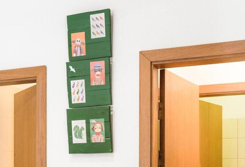 اتاق خانوادگی, Downtown Forest Hostel & Camping