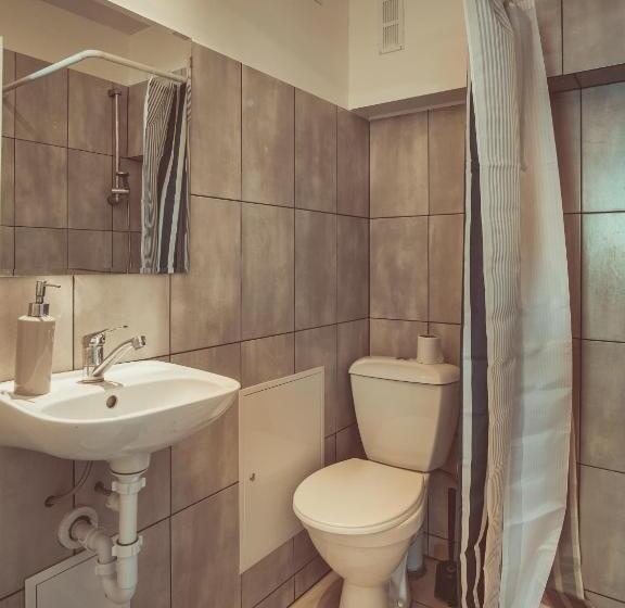 اتاق استاندارد یک نفره, Downtown Forest Hostel & Camping