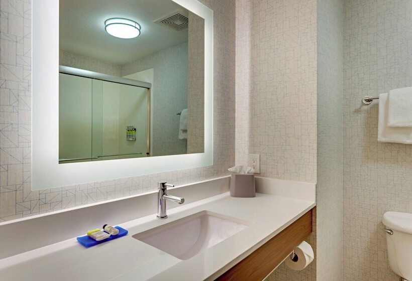 מיטת קינג בסוויטה, Holiday Inn Express Hotel And Suites Weatherford, An Ihg