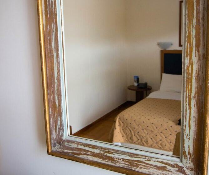 スタンダードトリプルルーム, Adams