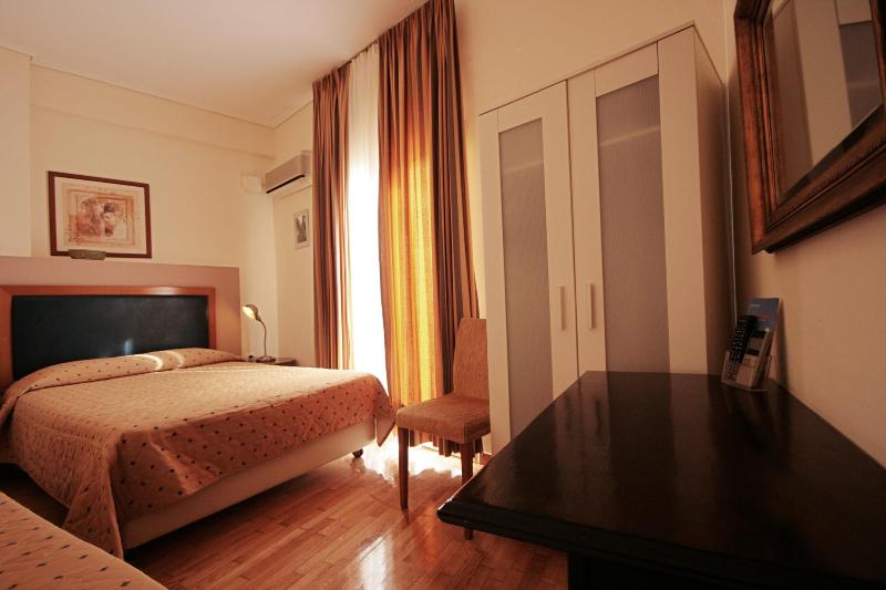 スタンダードトリプルルーム, Adams