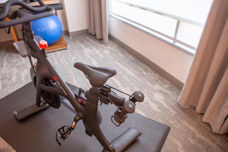 スタンダードトリプルルーム, Adams