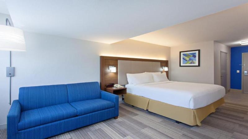 מיטת קינג בסוויטה, Holiday Inn Express Hotel And Suites Weatherford, An Ihg
