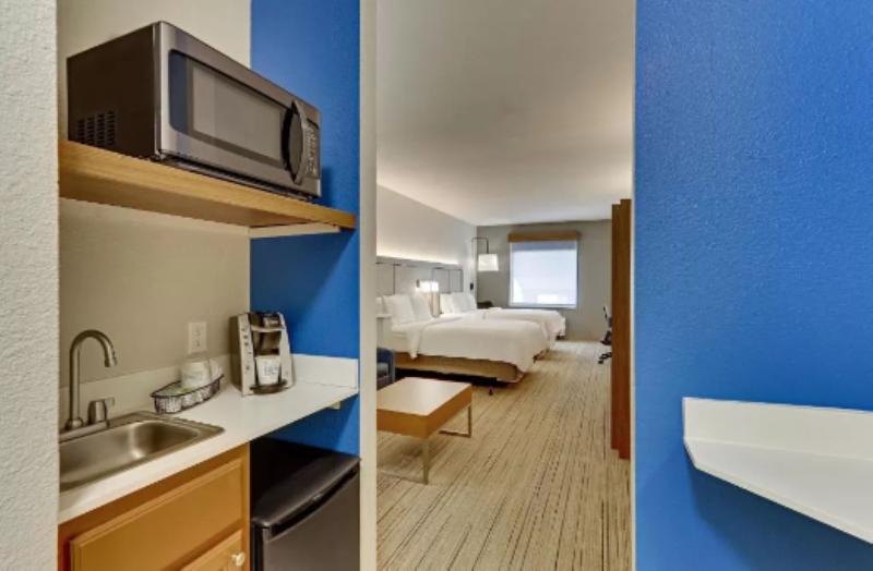 מיטת קינג בסוויטה, Holiday Inn Express Hotel And Suites Weatherford, An Ihg