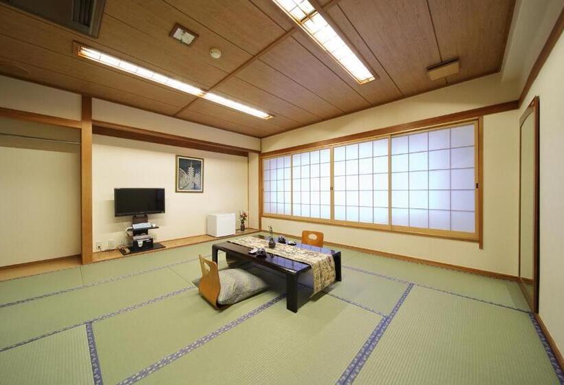 标准三人间, Saga Grace