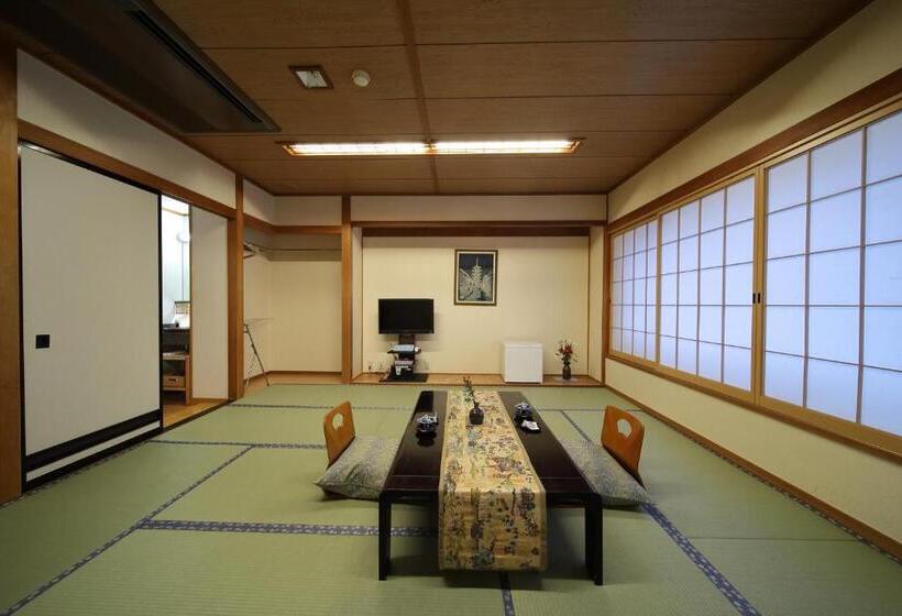 标准三人间, Saga Grace