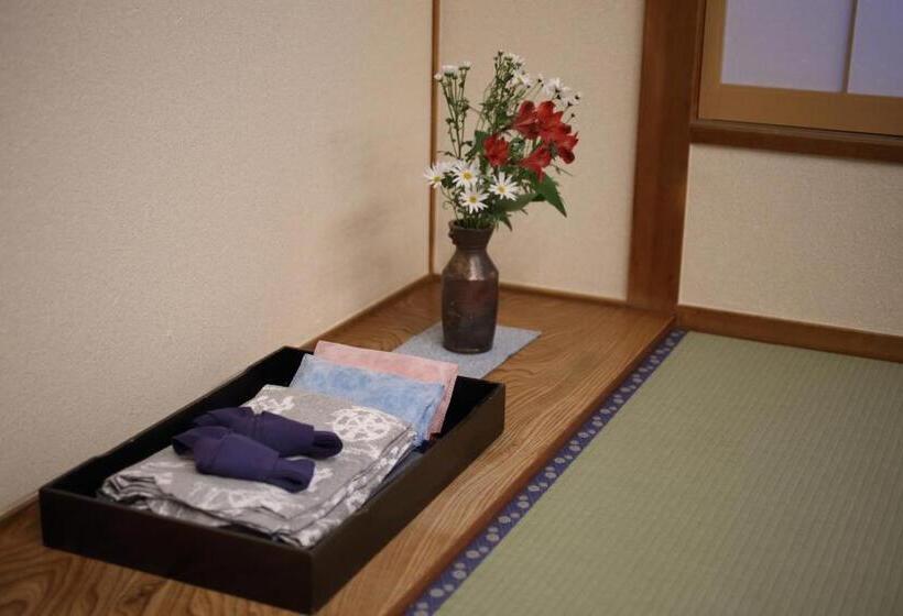 标准三人间, Saga Grace