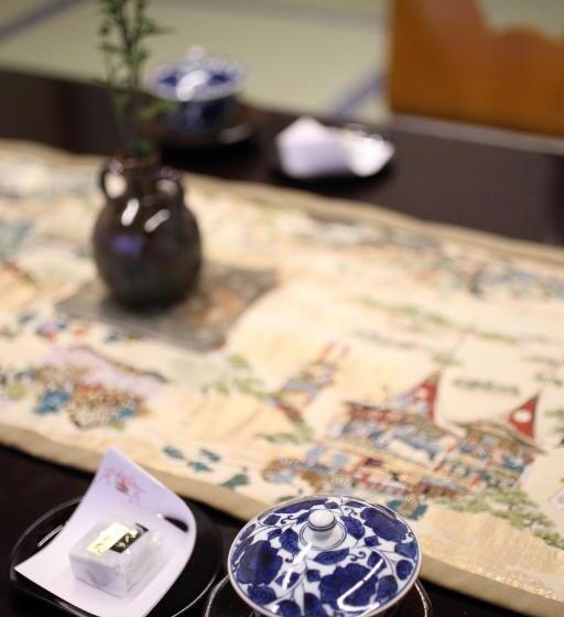 标准间, Saga Grace