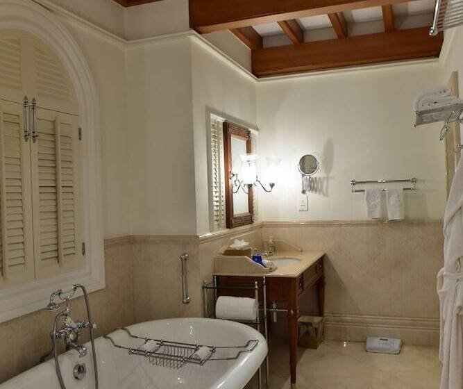 اتاق استاندارد با چشم‌انداز باغ, Taj Falaknuma Palace