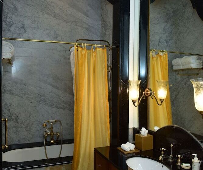 اتاق استاندارد با چشم‌انداز باغ, Taj Falaknuma Palace