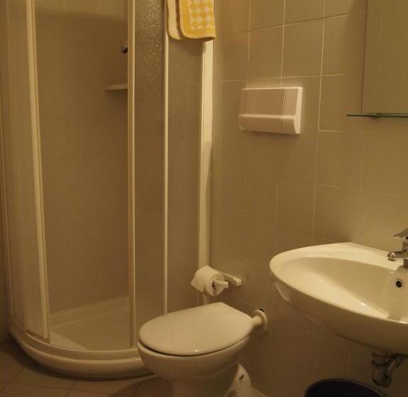 标准三人间, Moderno