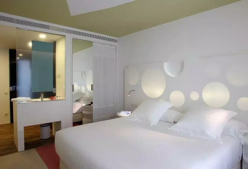 اتاق اجرایی, Room Mate Pau