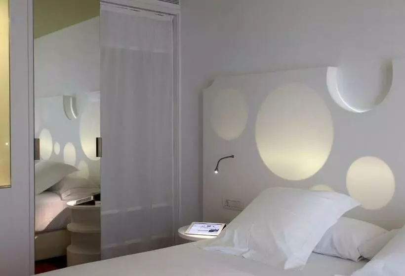 اتاق اجرایی, Room Mate Pau